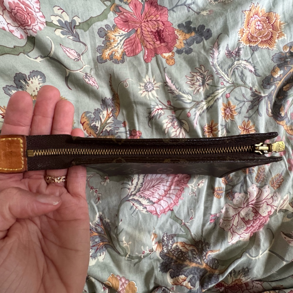 Louis Vuitton small toilet pouch - Picture 7 of 10